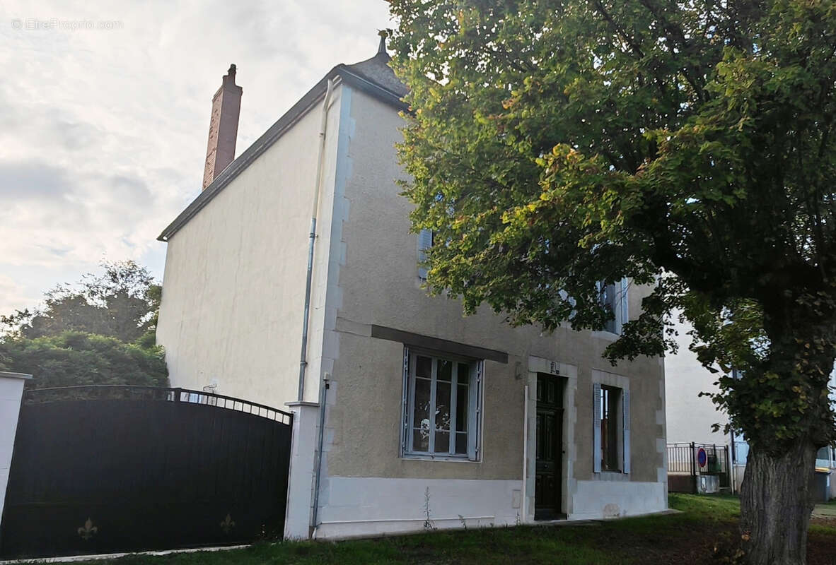 Maison à BELLENAVES