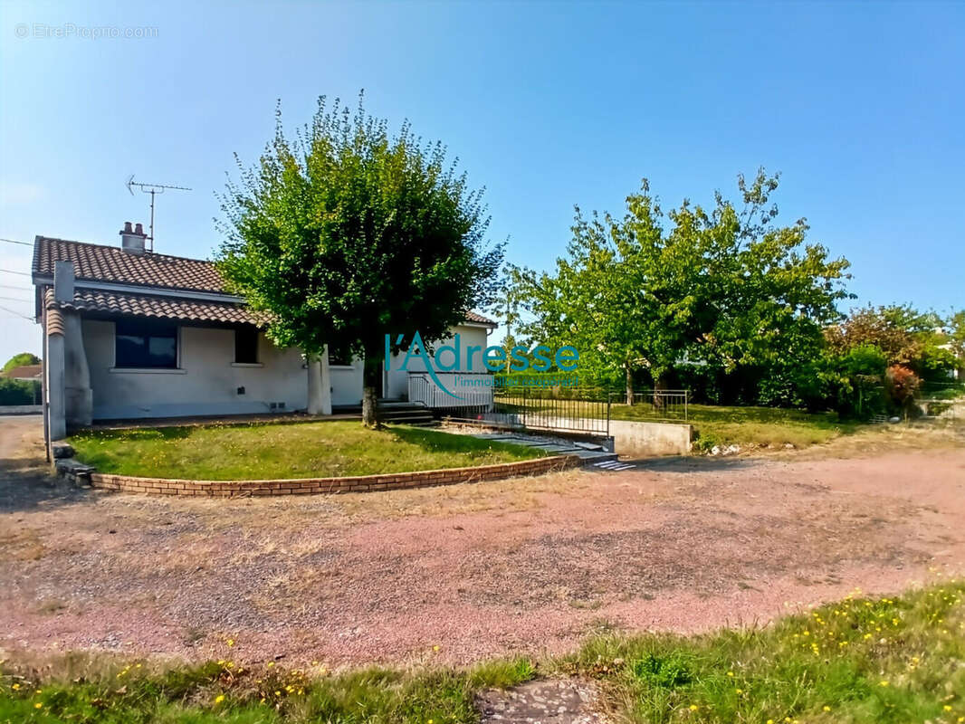 Maison à VILLEDIEU-LA-BLOUERE