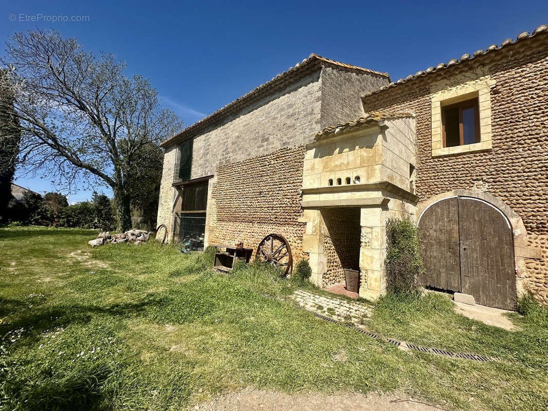 Moulès(13) : Authentique Mas T10 du XVIIIème de 252 m2 + Dépendances sur 1.9 hectare - photo 5