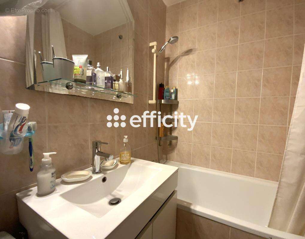 Appartement à BORMES-LES-MIMOSAS