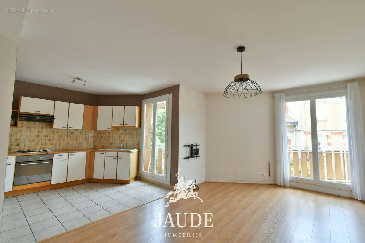 F3 traversant de 64m2 avec GARAGE et BALCON - Quartier Salins à Clermont-Ferrand - photo 3