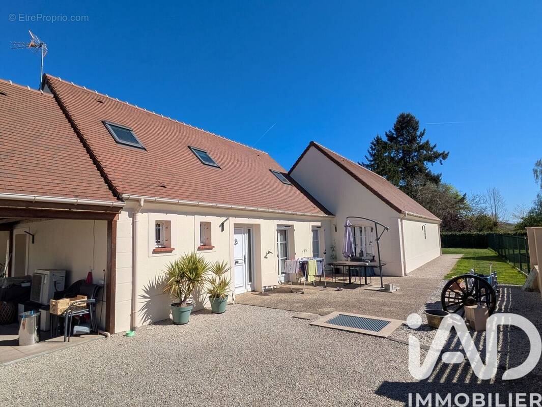 Photo 1 - Maison à CHEVRIERES