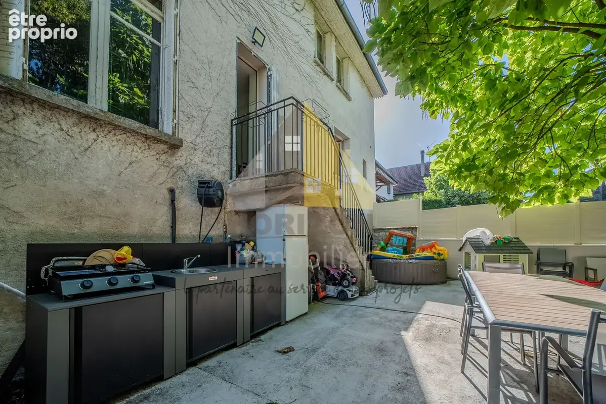 Maison de village avec jardin, grande terrasse au coeur du bourg de Sellières ! - photo 13