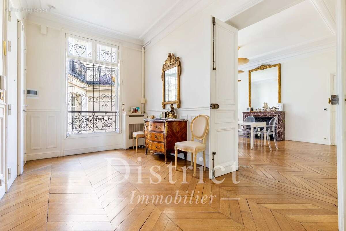 Appartement à PARIS-8E