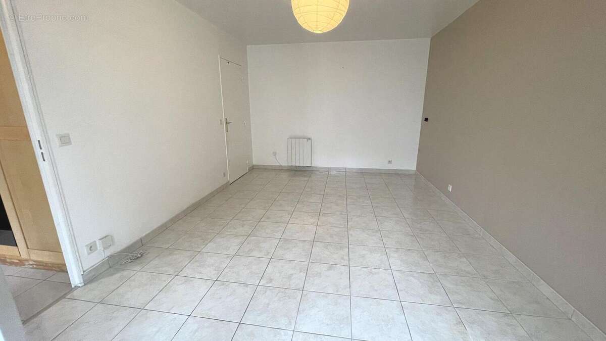 SALON - Appartement à CHANTELOUP-LES-VIGNES