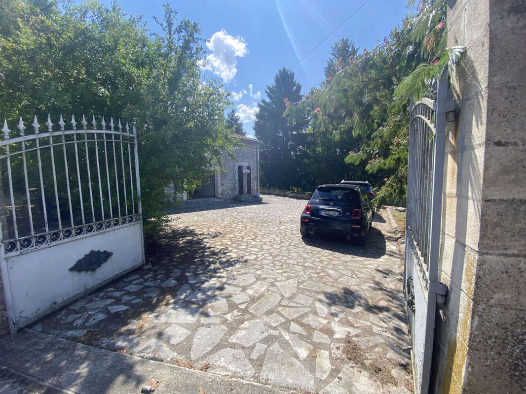 portails - Maison à CHALAIS