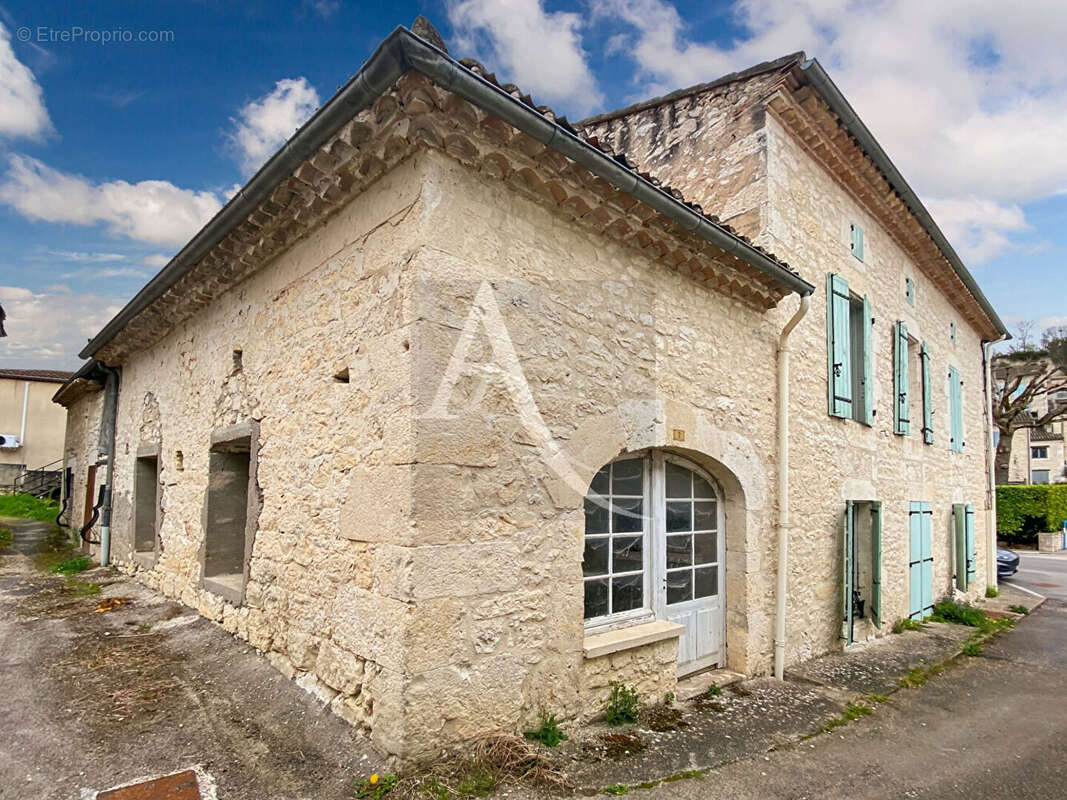 Maison à MONTAIGU-DE-QUERCY