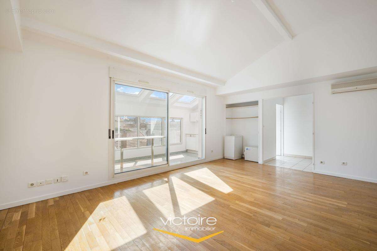 Montchat / Grange-Blanche - T2 bis 64 m² au dernier étage avec véranda face aux toits - photo 2