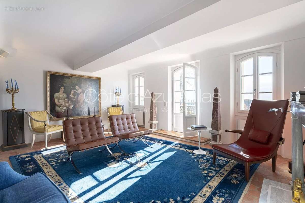 Maison à CHATEAUNEUF-GRASSE