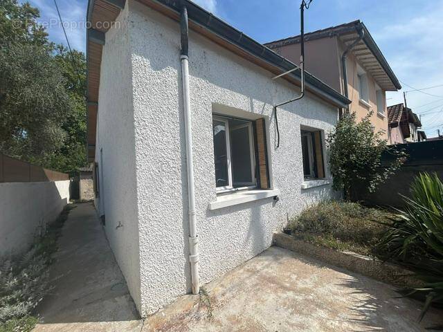   - Maison à VILLEURBANNE