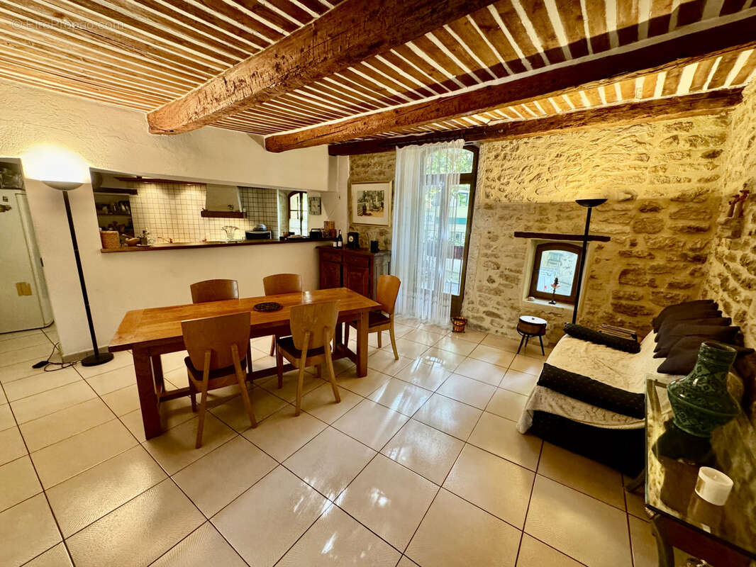 Appartement à SAINTE-CECILE-LES-VIGNES