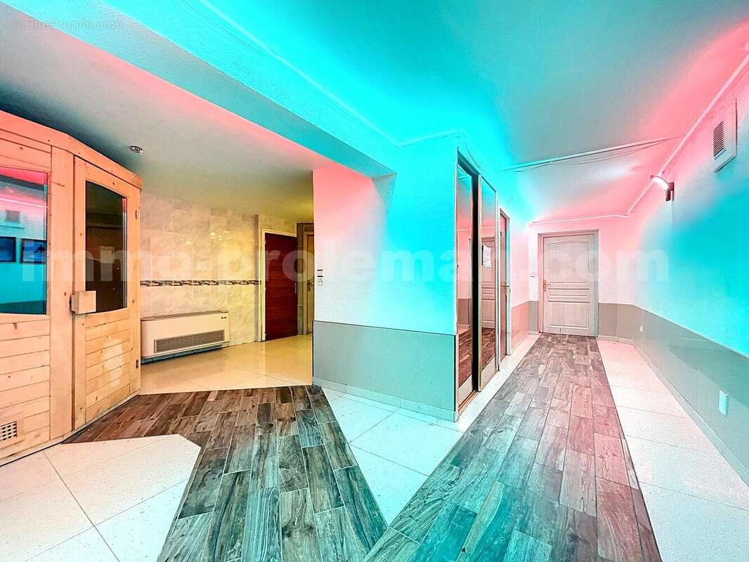 Villa_Maison_Veigy_Foncenex_secteur_calme_15_pièces_rare_Atypique_frontière_Suisse_Genève_Tram_ceva_bus_SUPERBE_BEAUX_VOLUMES_FRONTALIERS_salon_séjour_cuisine_ouverte_américaine_Piscine_sous_sol_aménagé_salle_de_sport_sauna_hammam_jacuzzi_jardin_ - Maison à VEIGY-FONCENEX