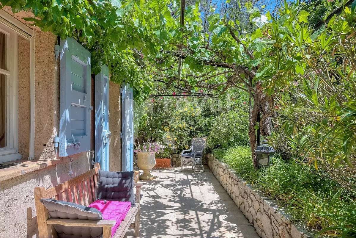 Maison à CHATEAUNEUF-GRASSE