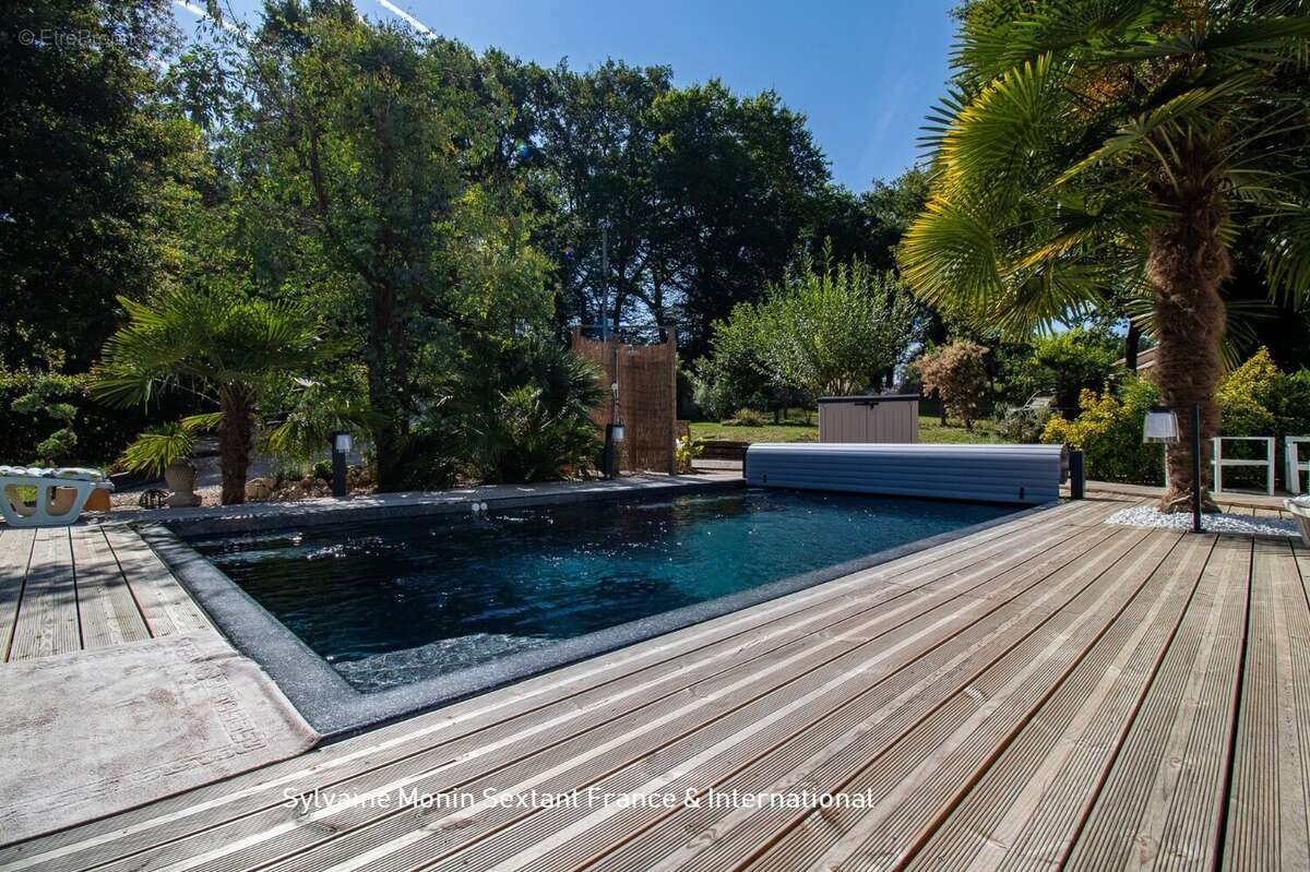 Maison rénovée tout confort avec logement indépendant, terrain clos et espace piscine - photo 3