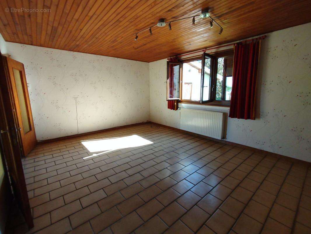 Maison avec dépendances et terrain - photo 6