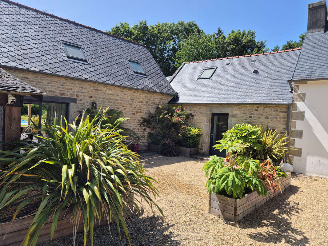 TREMEOC (29) – Corps de ferme rénové de 225 m² au sol avec piscine, studio indépendant, penty et jardin arboré - photo 8
