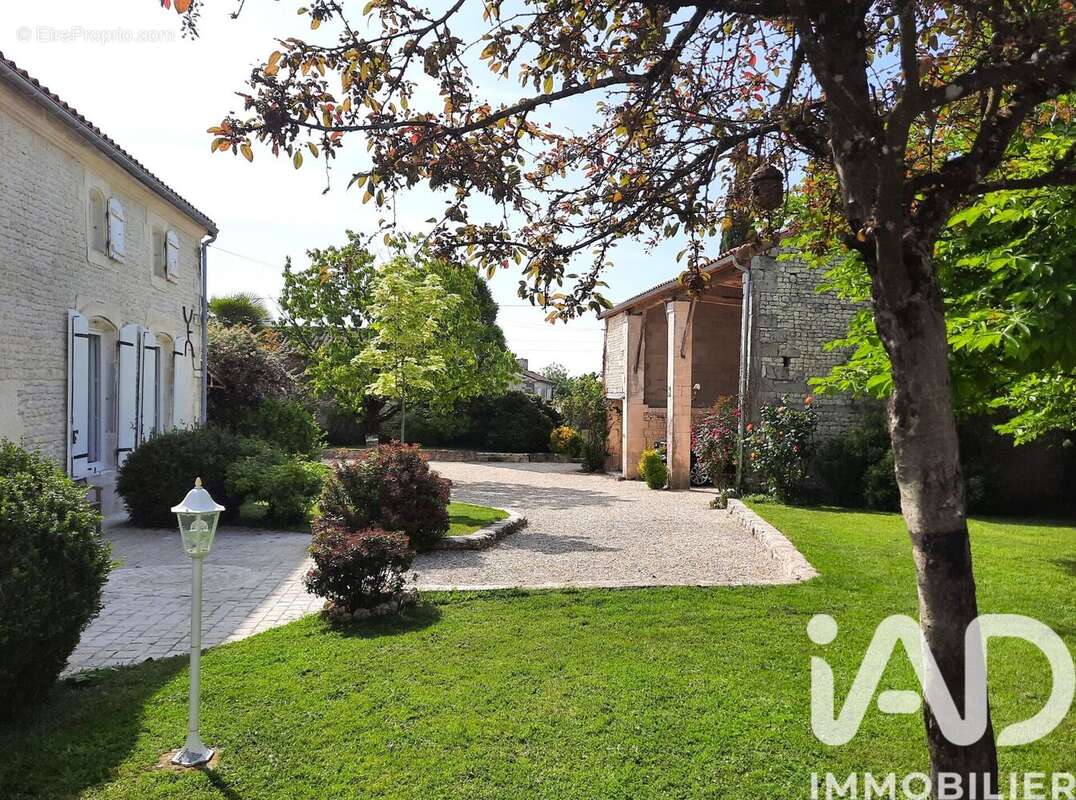 Maison 186 m² à Angeac-Champagne  - photo 2