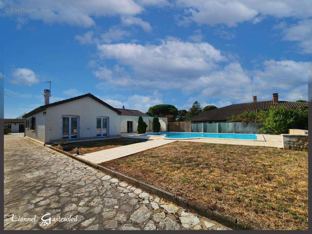 Maison à vendre de plain pied 3 chambres double garage et piscine sur la commune de  PINEUILH (33) - photo 2