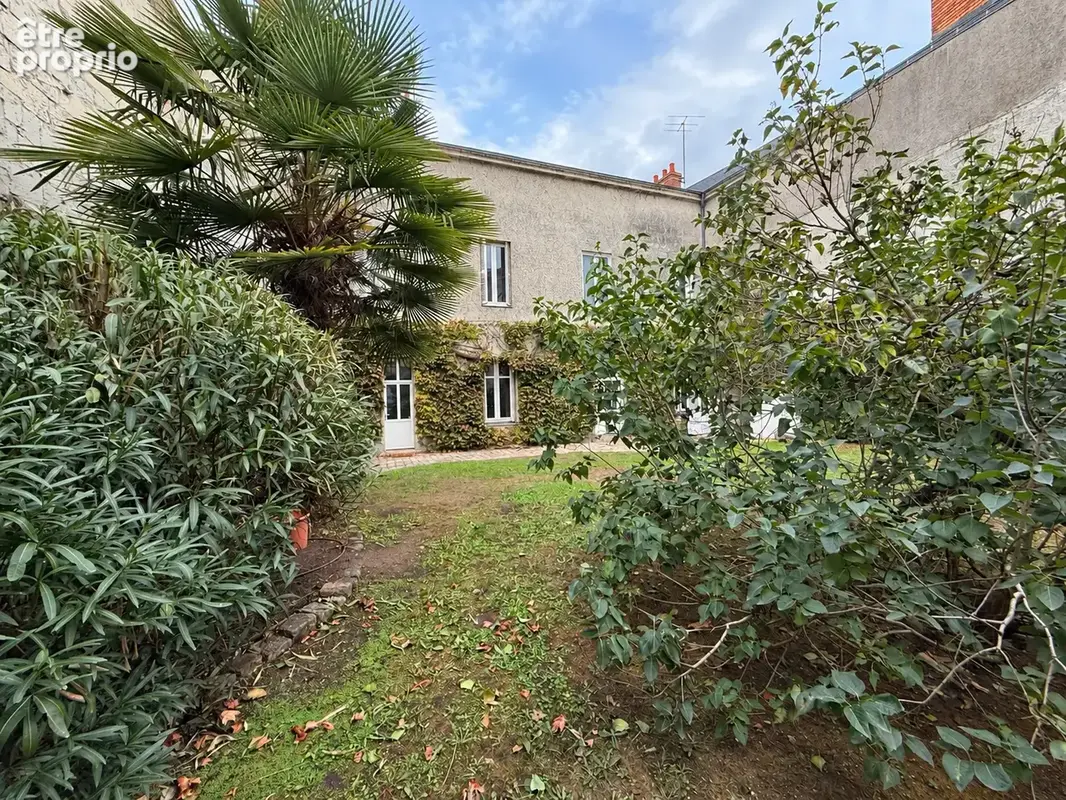 Centre ville de saumur avec jardin et stationnement - photo 2