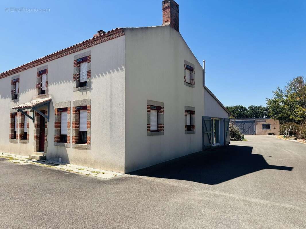 Maison 175 m² à La Genetouze  - photo 2
