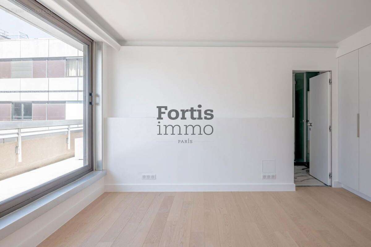 Appartement à PARIS-8E