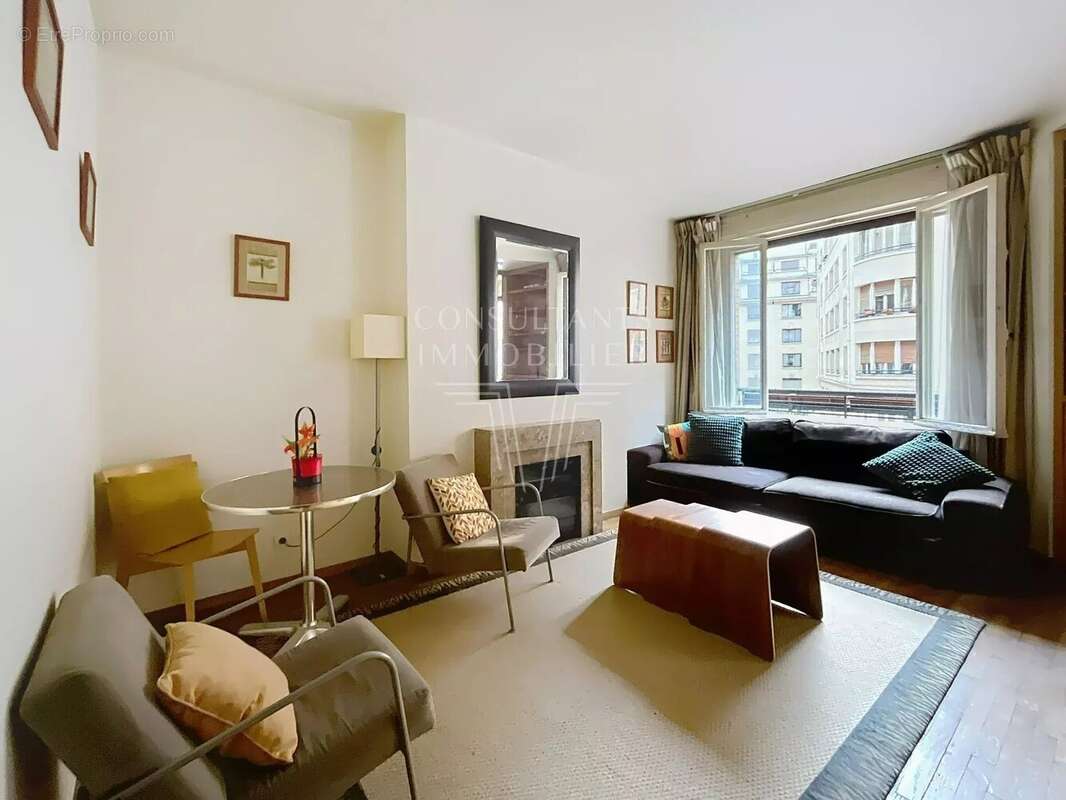 Appartement à PARIS-16E