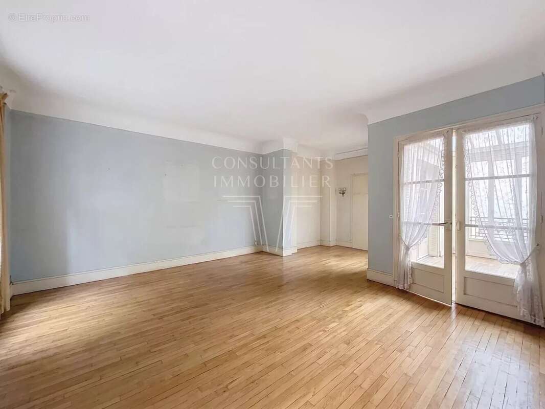 Appartement à PARIS-16E