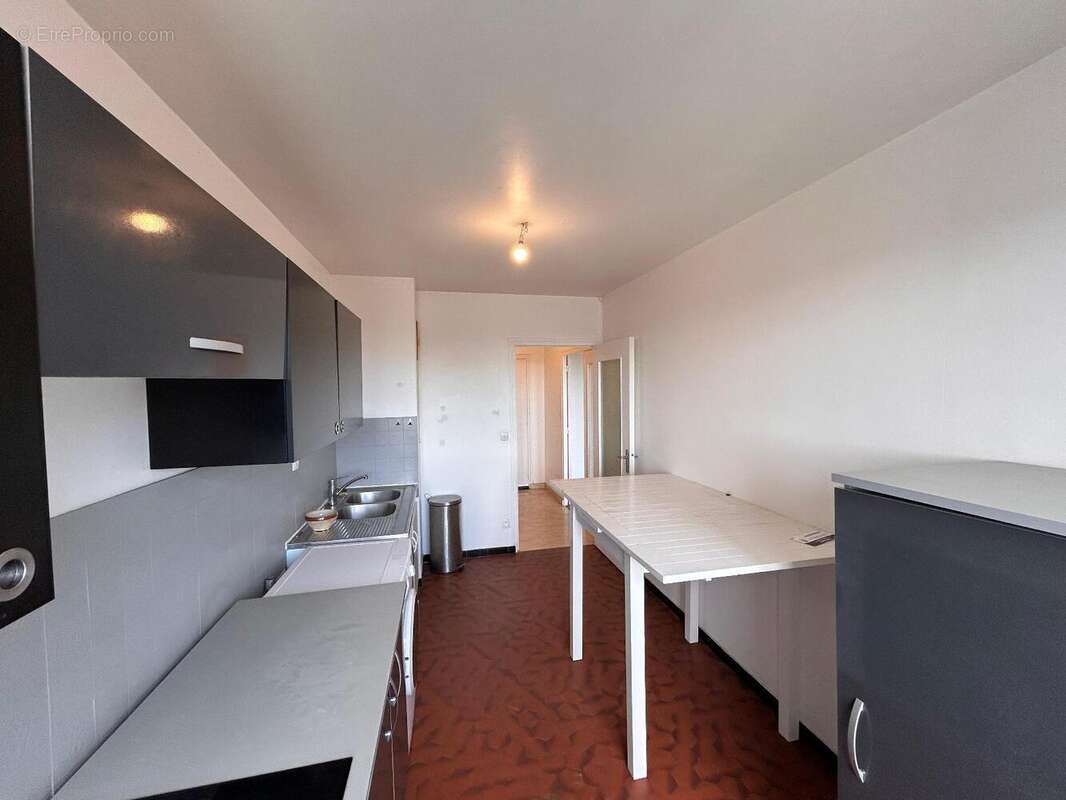   - Appartement à DECINES-CHARPIEU