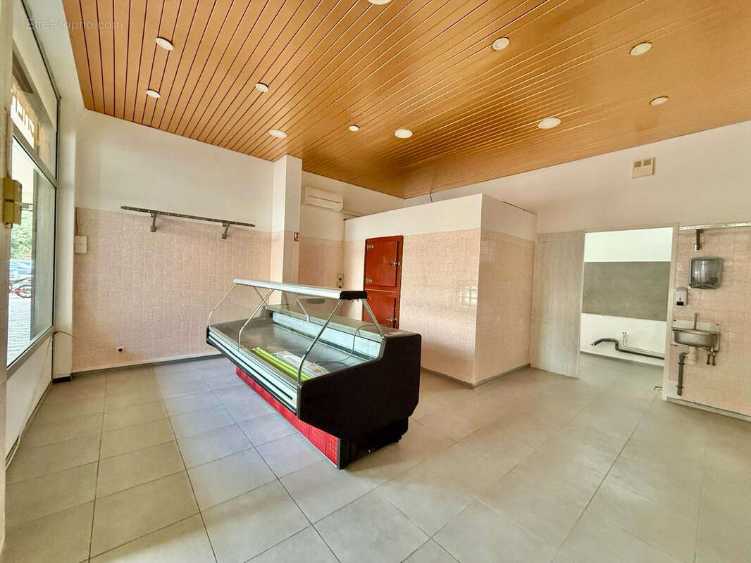 A vendre - Local commercial équipé pour boucherie avec chambre froide - photo 2