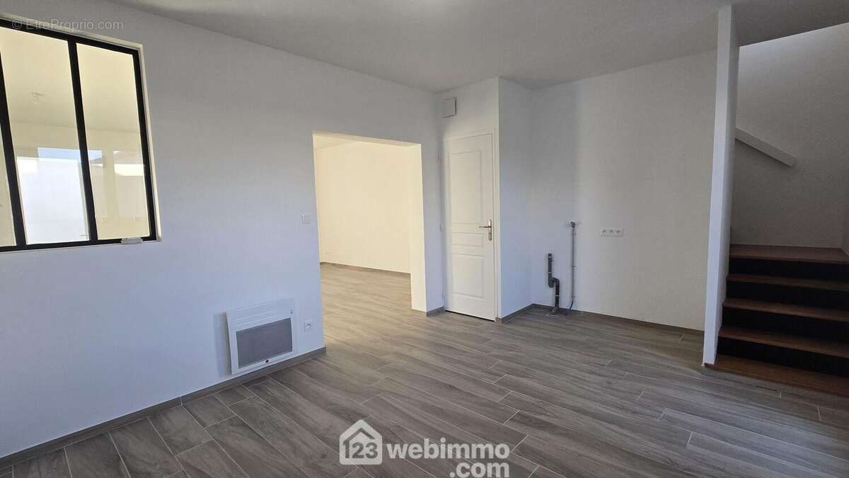 Espace cuisine donnant sur le jardin, toilette et escalier - Maison à TALMONT-SAINT-HILAIRE