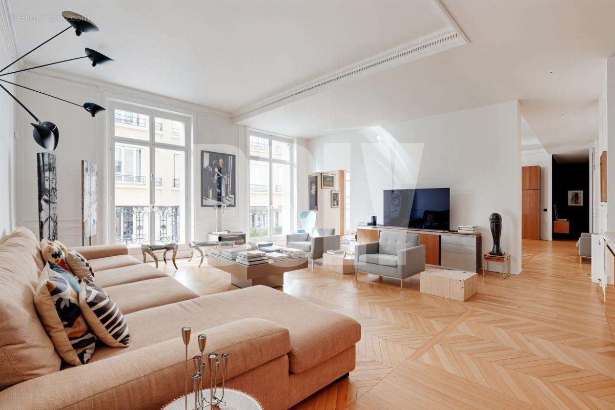 Appartement à PARIS-16E