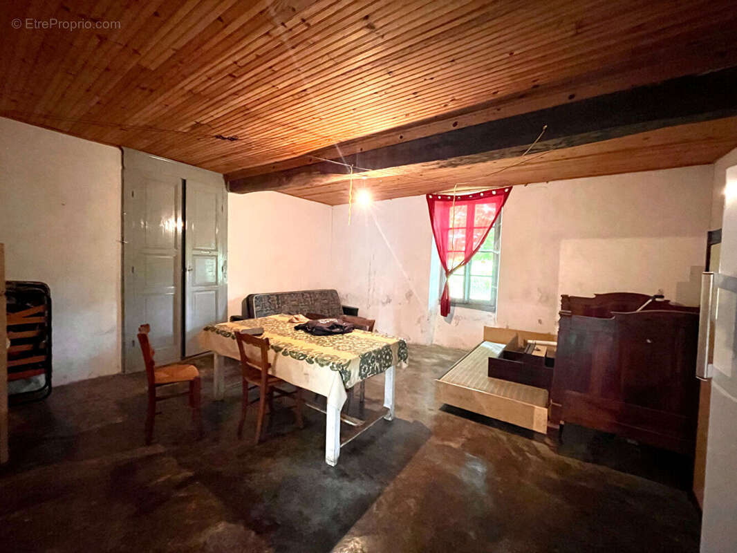 Maison à SAINT-PASTOUR