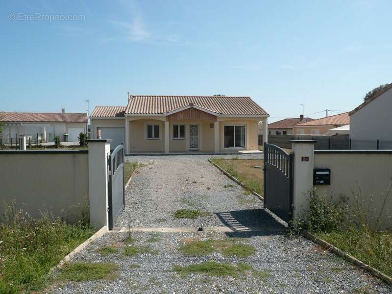 Maison à ROULLET-SAINT-ESTEPHE