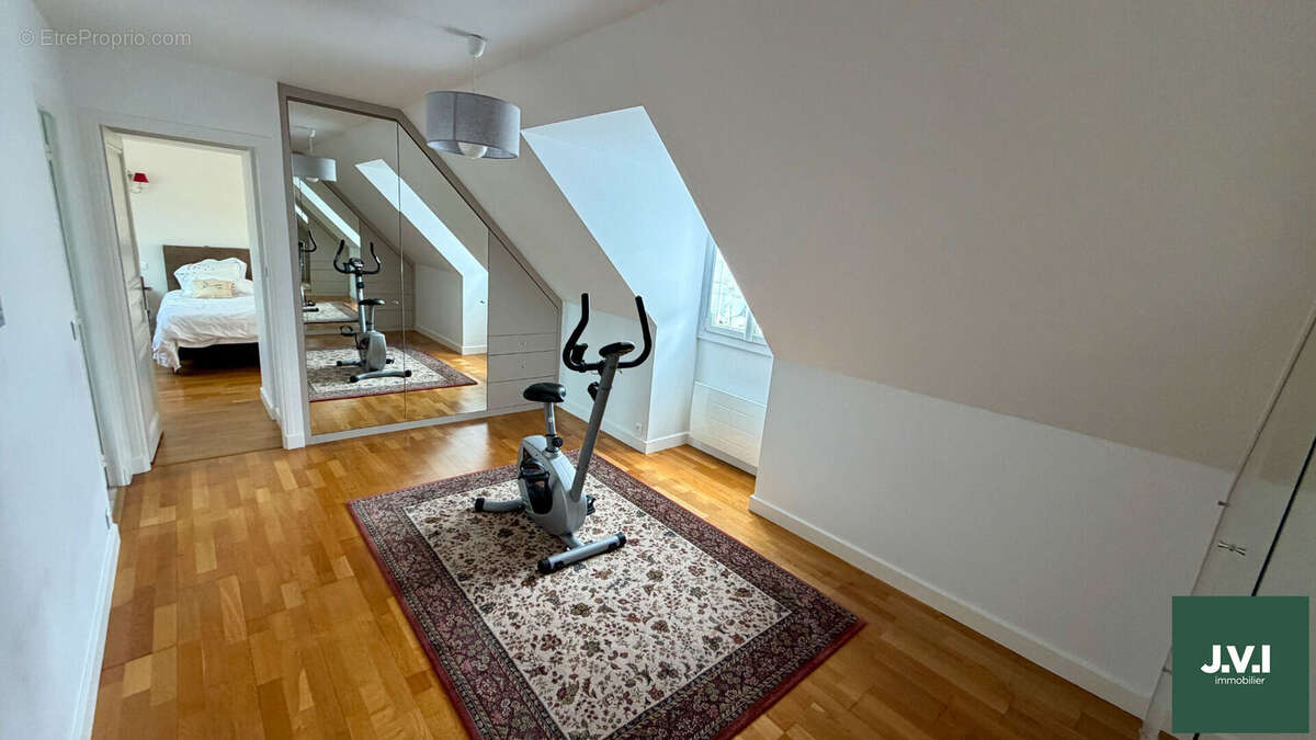 A VENDRE GROSLAY Maison 8 pièces 212 m² - photo 9