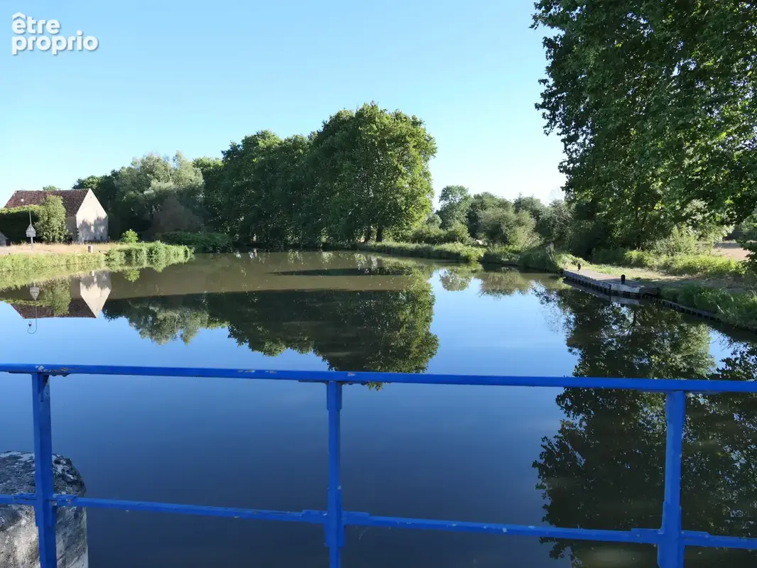 Emnsemble immobilier borde par le canal du nivernais - photo 2