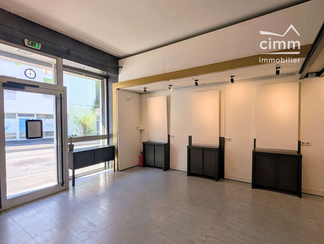 Commerce 32 m² à Fontaine  - photo 3