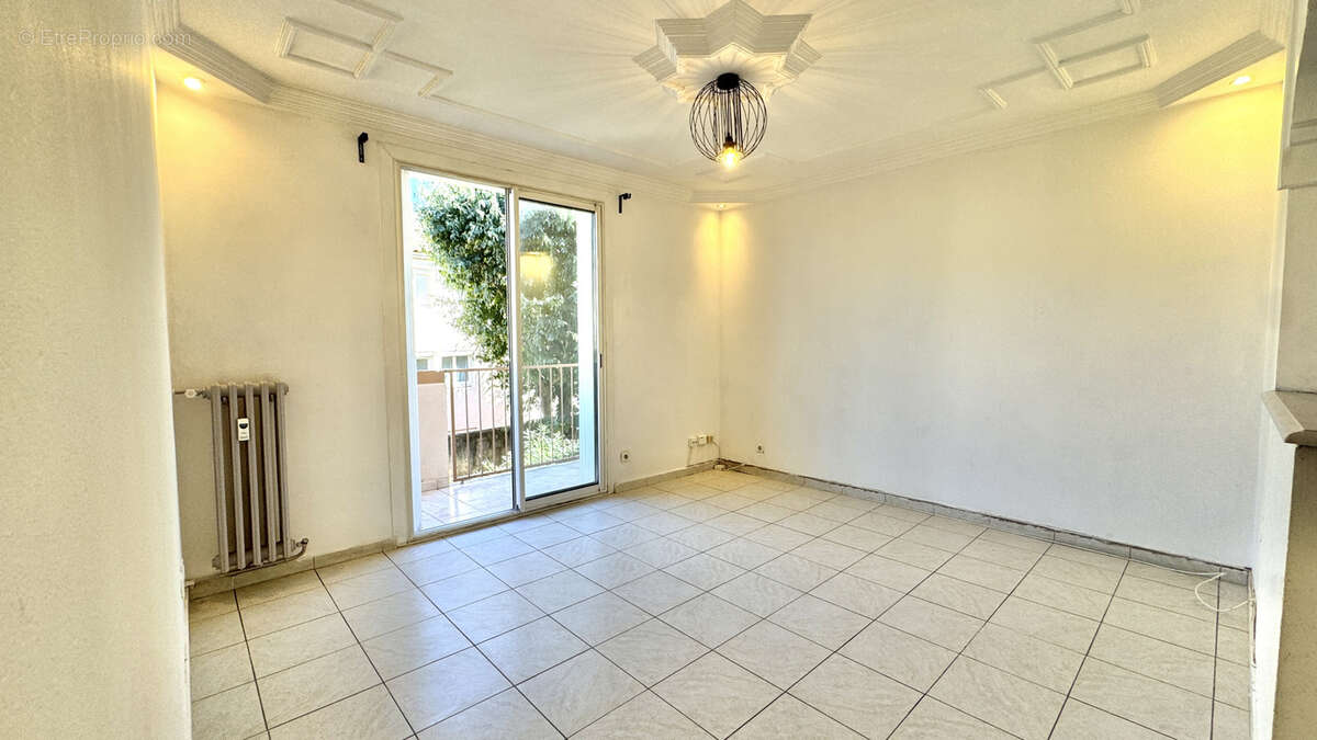 Appartement à LE REVEST-LES-EAUX