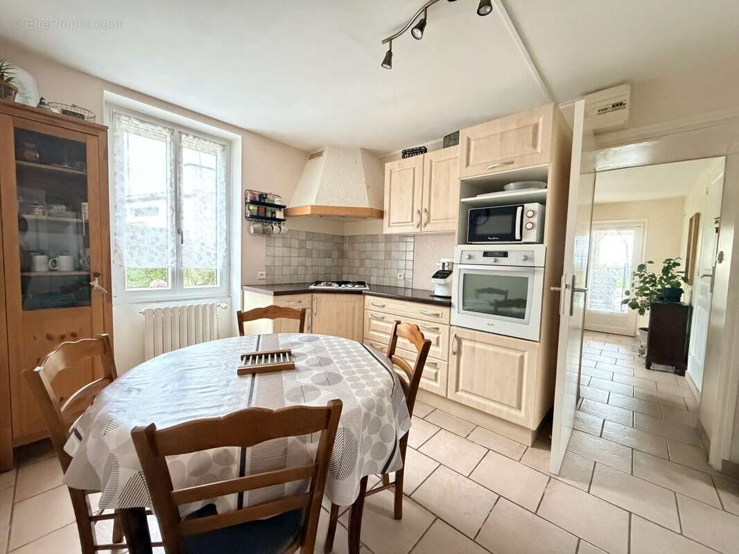 Maison à SAINT-CLEMENT-DE-REGNAT