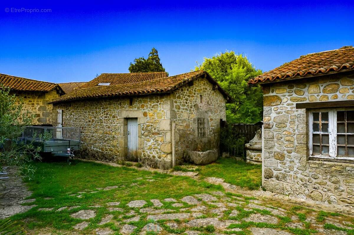 Maison à PIEGUT-PLUVIERS