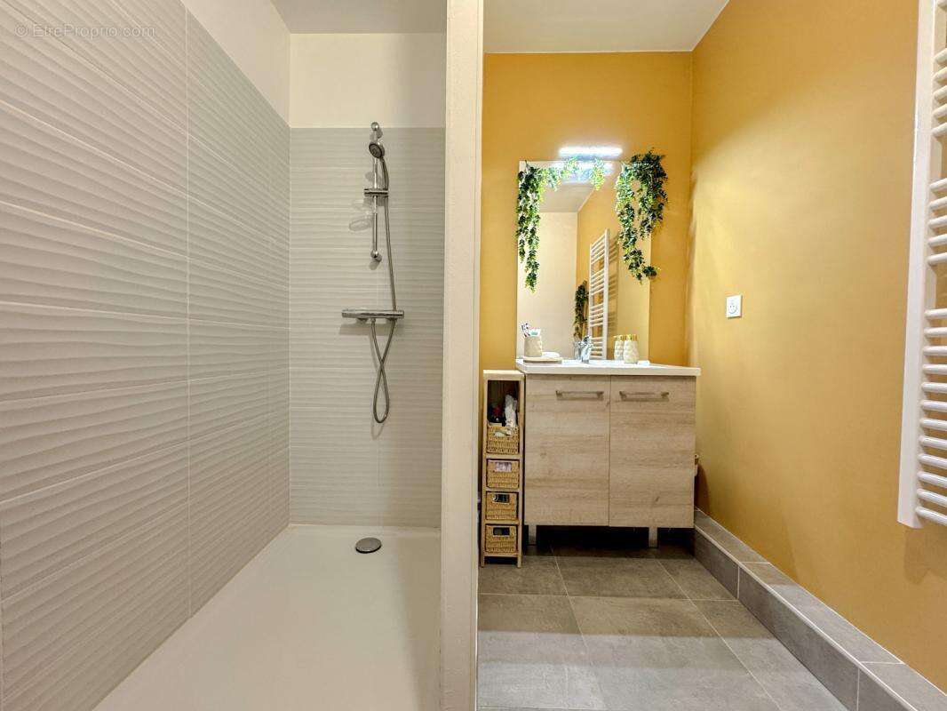 Appartement à GARONS