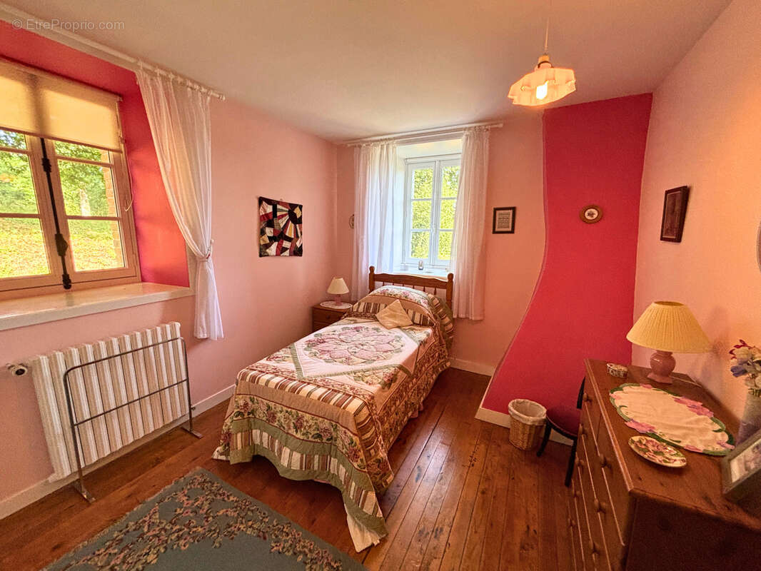 Maison - 134 m2 - En pierre - Avec dépendances - SAINT LAURENT DE CUVES - photo 8