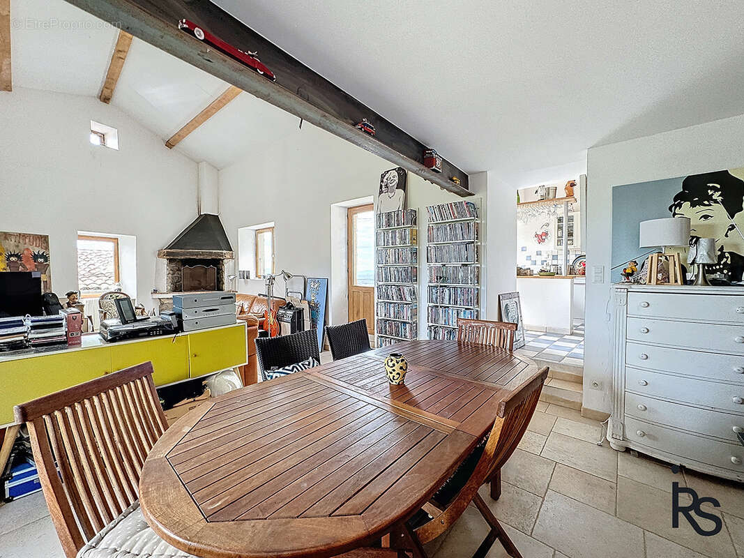 Dans un hameau typique, un ensemble immobilier de 3 maisons avec 8300 m2 de terrain et une vue splendide. - photo 16