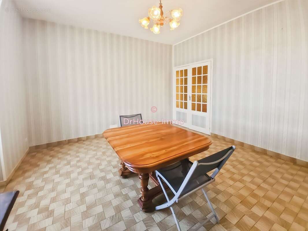 Maison à MONTBIZOT