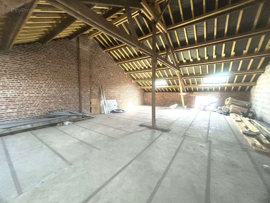 Grange à rénover développant 243m2 environ, toiture neuve ! Beau potentiel !! - photo 3