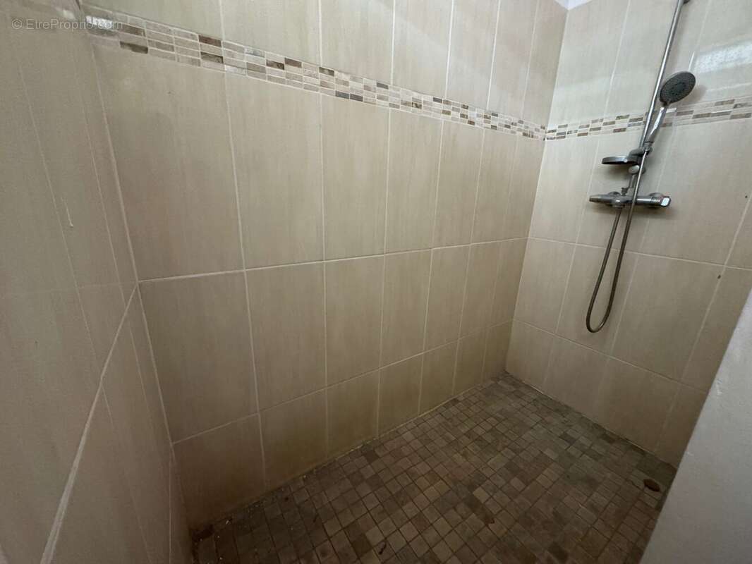 Maison 90 m² à Saint-Denis  - photo 7