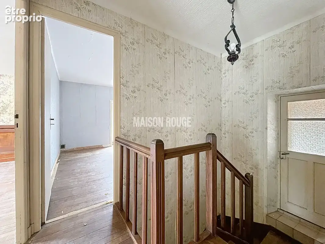 TRESSE - Maison en pierre à rénover avec jardin de 900 m², garage et beau potentiel d'aménagement - photo 7