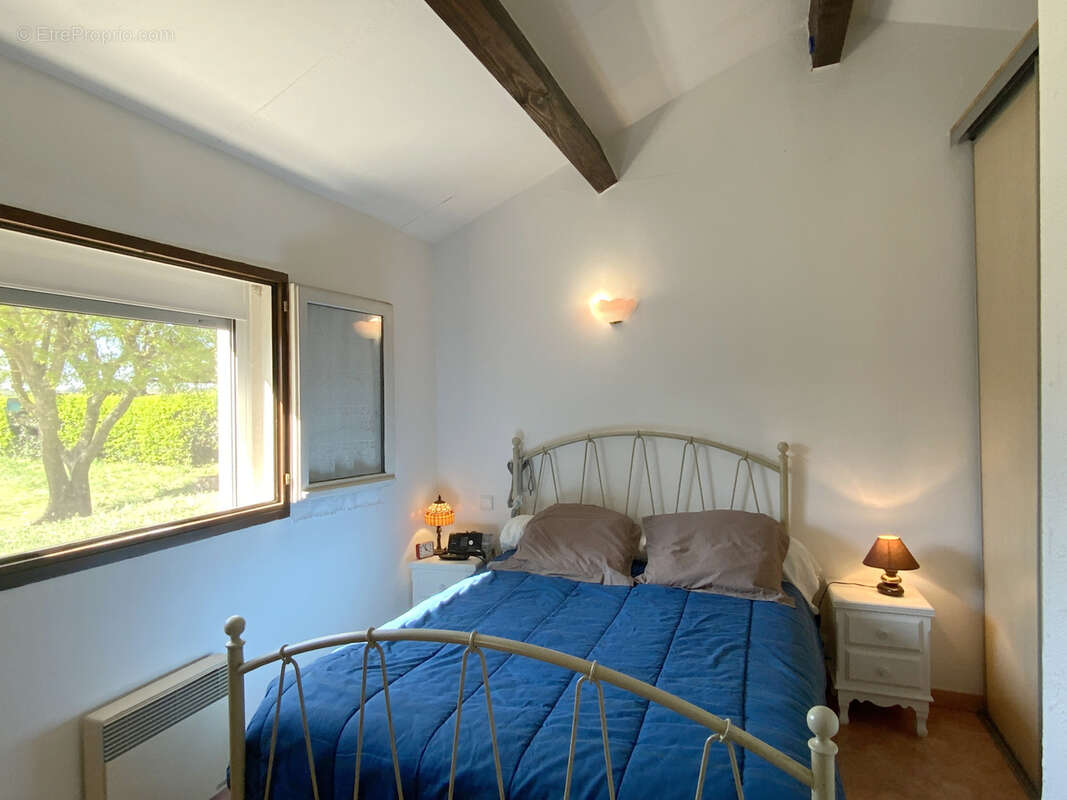 Villa de plain-pied, piscine, terrain paysagé et appartement indépendant. - photo 17