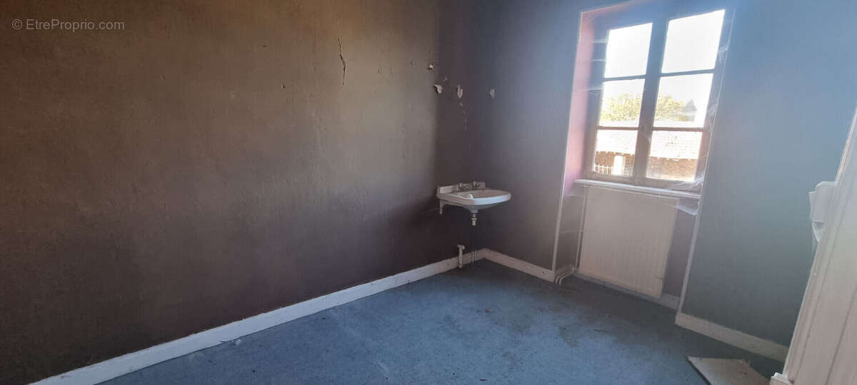 Maison à MONTAIGUT-LE-BLANC