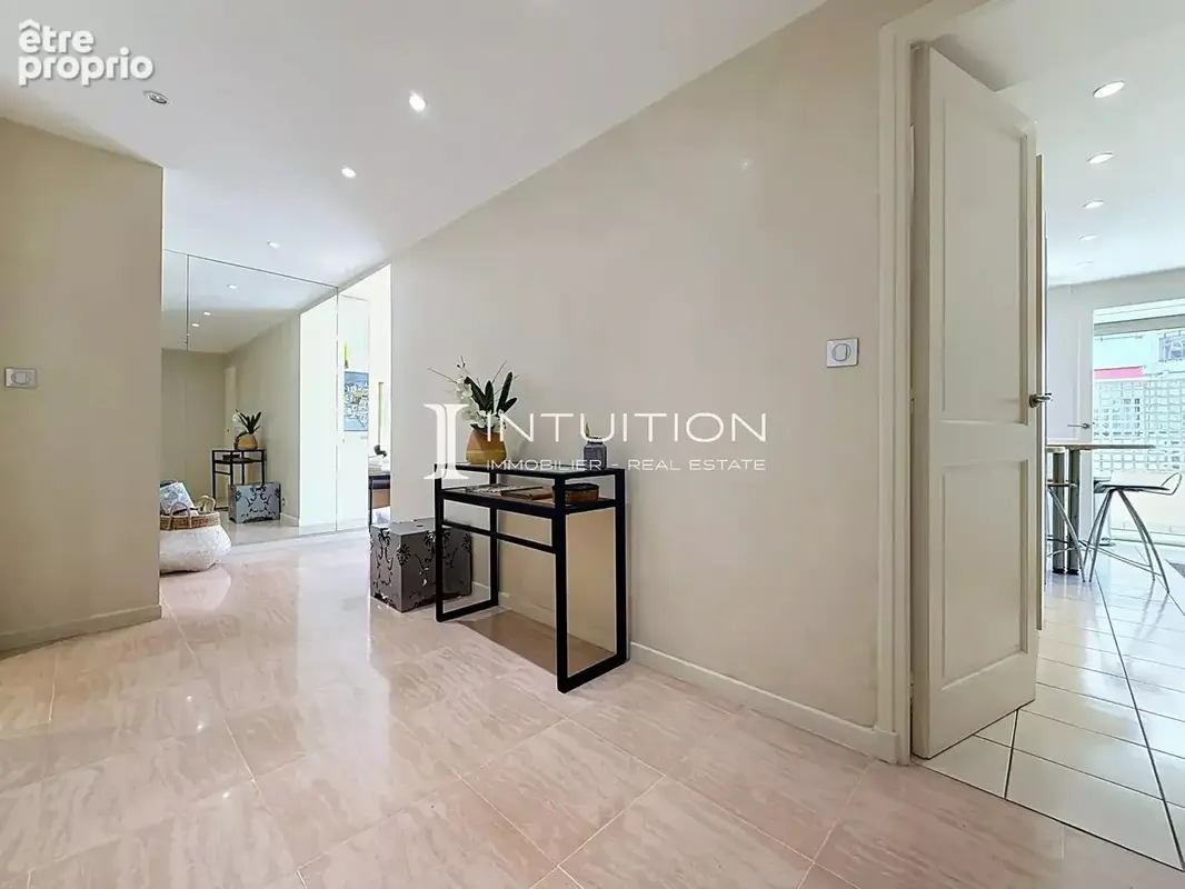Cannes - Croisette : Appartement d’angle 3 pièces de 100 m², étage élevé, vaste terrasse - photo 8