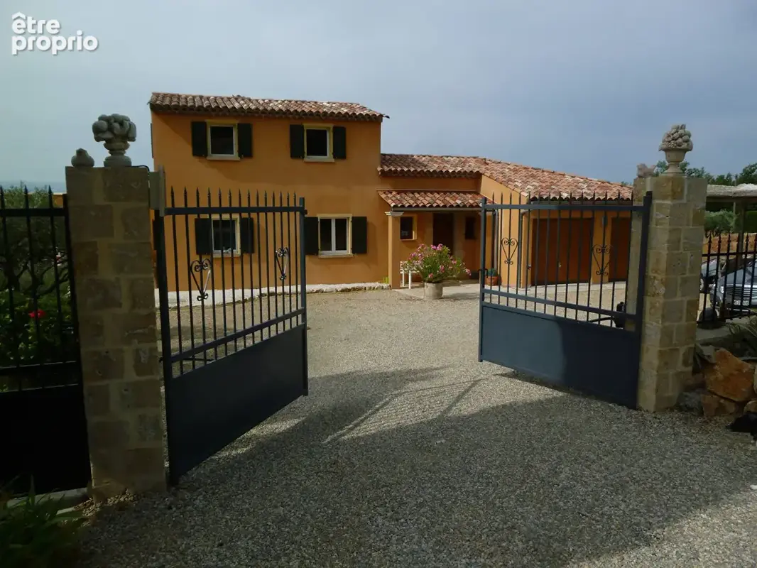 AUPS, superbe propriété comprenant une villa d'architecte ,un bastidon et piscine sur 2996 m2. - photo 5